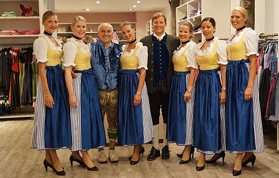 Eingekleidet in neuen Dirndl von Angermaier (Foto: Martin Schmitz)